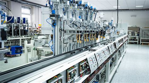 Pohľad na moderné výrobné priestory a automatizované linky v závode Magneti Marelli Kechnec