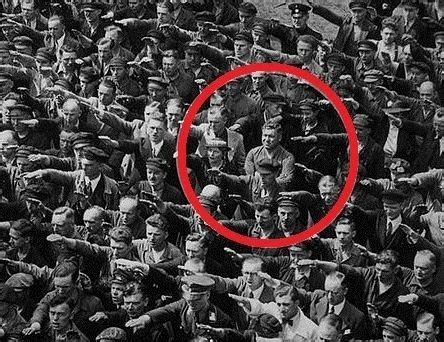 Tematická fotografia znázorňujúca nacistický pozdrav počas zhromaždenia