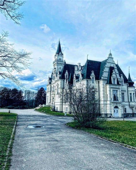 Snímka: Detail architektúry kaštieľa Budmerice s vežičkami a erbami