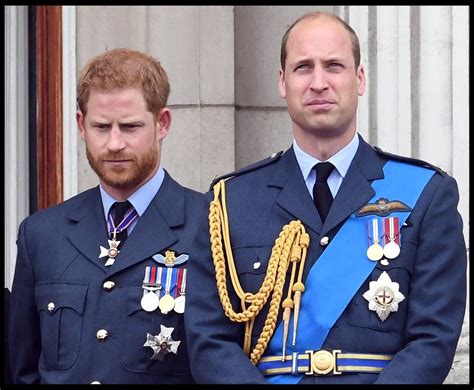 Princ Harry a princ William v čiernych vojenských uniformách pred svadobným obradom