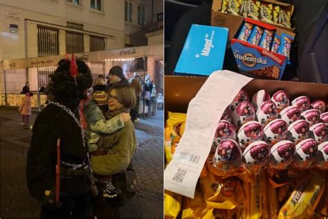 Mikuláš rozdáva sladkosti deťom na námestí osloboditeľov