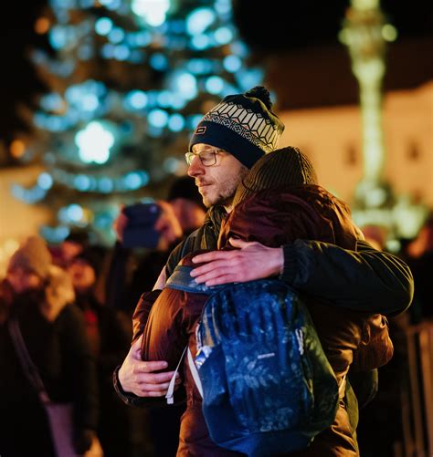 Ilustračná fotografia páru pripomínajúca si spoločné momenty