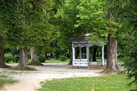 Anglický park v Mošovciach s neogotickou kaplnkou