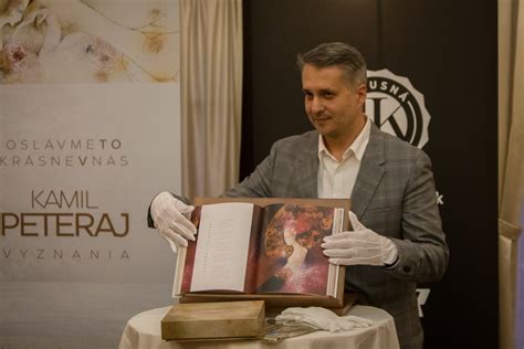 Obal knihy Vyznania od Kamila Peteraja a Martina Augustína s krištáľovým srdcom