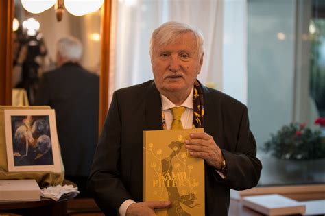 Listovanie v zberateľskej publikácii Kamil Peteraj so zlatým plátnom a ilustráciami