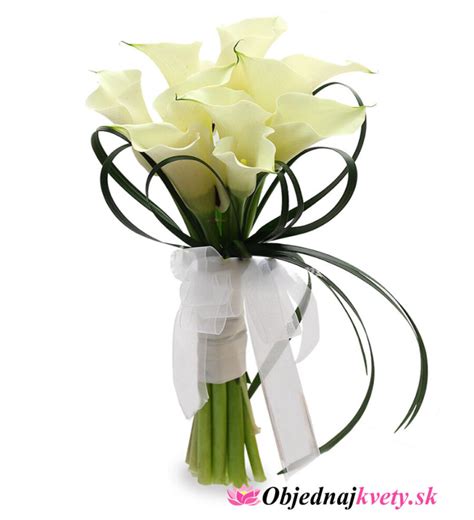 svadobná kytica kombinujúca ružové a biele kvety s jemnými modrými akcentmi