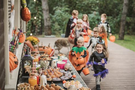 ukážka rôznych papierových škrabošiek s halloweenskymi motívmi
