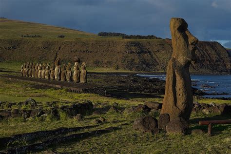 Detail tváre sochy Moai na Veľkonočnom ostrove.