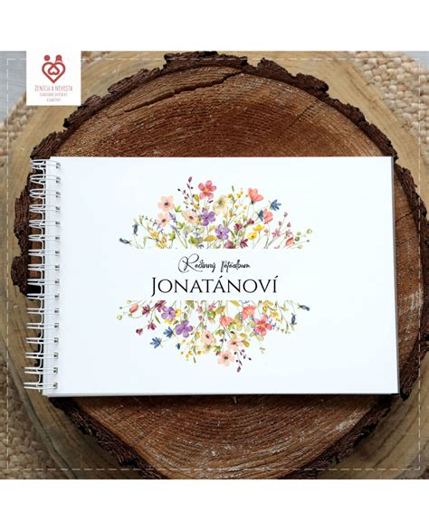 fotografia spokojných starých rodičov prezerajúcich si rodinný fotoalbum