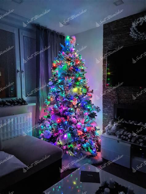 Tematické foto: moderné vianočné LED osvetlenie na stromčeku