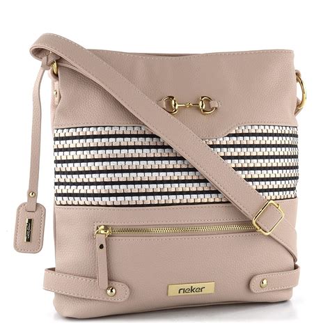 Dáma s metalickými doplnkami - kabelka a topánky