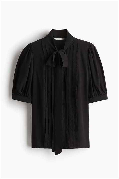 Dáma s blúzkou s výraznou mašľou pri krku