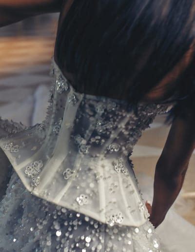 detail svadobných šiat Kate Middletonovej od Sarah Burtonovej