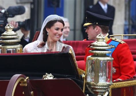 Princ William a Kate Middletonová dávajú bozk na balkóne Buckinghamského paláca