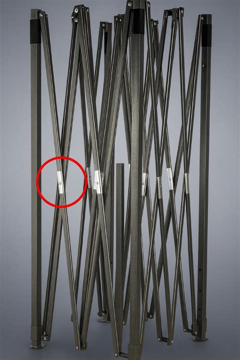 Detail nožnicového mechanizmu párty stanu pre rýchle rozloženie.
