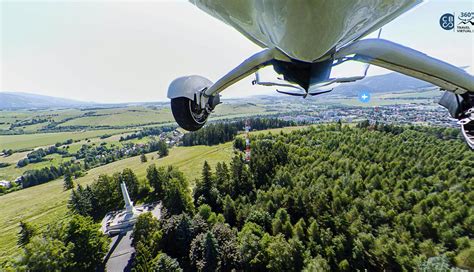 Svadobná dvojica v exteriéri snímaná z vtáčej perspektívy pomocou dronu
