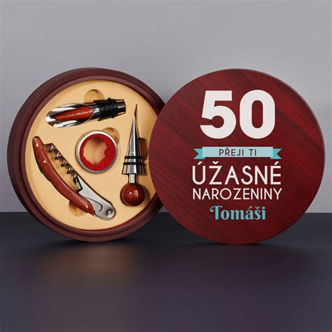 Detailné zábery luxusných darčekových boxov na víno s príslušenstvom.