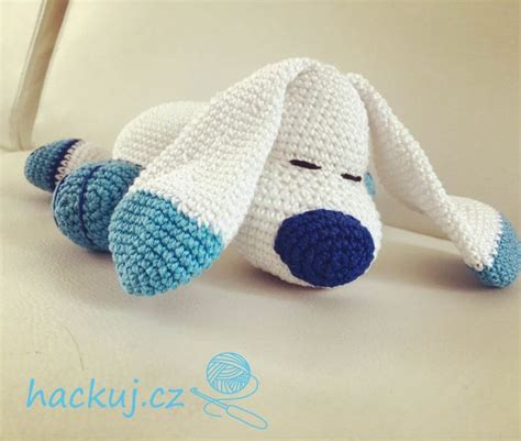 Detail háčkovaného telíčka a hlavičky anjelika