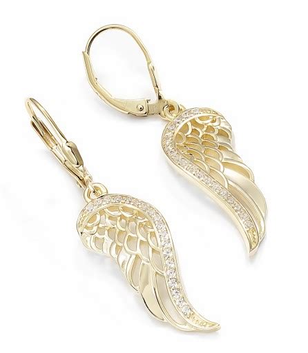 Detail páru jemných náušníc s anjelskymi krídlami