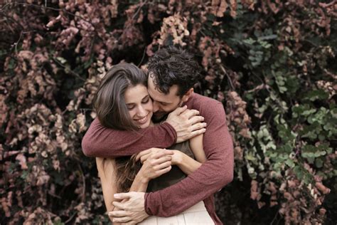 koláž ilustrujúca rôzne prejavy lásky k matke - kvety, objatia, rodinné fotografie