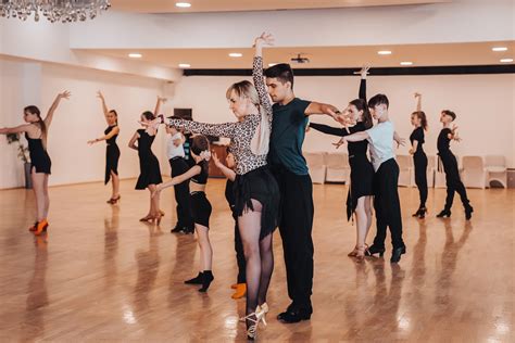 Infografika znázorňujúca skladbu víkendového tanečného pobytu (tanec, wellness, socializácia)