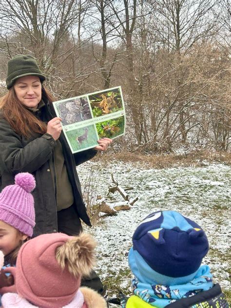 Fotografiu detí skúmajúcich prírodu alebo zvieratá, prípadne s poľovníckymi prvkami