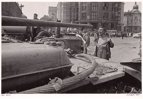 Fotografia Ladislava Bielika zobrazujúca muža s odhalenou hruďou pred tankom