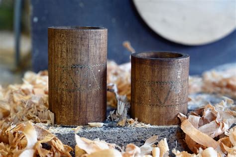 Koláž: Rôzne zdobené svietniky zo sklenených nádob (boho štýl, trblietky, koreniny, konáriky)