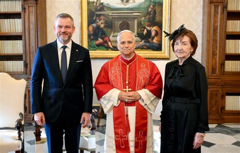 Tematická fotografia: Starosta podáva ruku občanom na zhromaždení