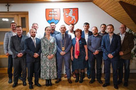 Fotografia: Starosta a poslanci obecného zastupiteľstva pri spoločnom rokovaní
