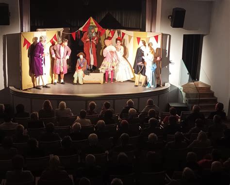 Školské divadelné predstavenie, žiaci v kostýmoch Perinbaby