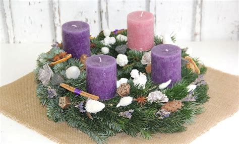 Infografika: Symbolika adventného venca (kruh, zelené vetvy, sviečky)