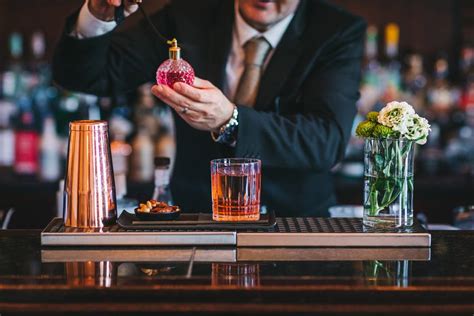 Fotka elegantného cocktail baru so špecializovaným barmanom