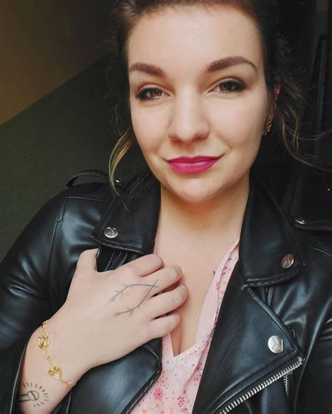 Nevesta v koženej bunde s tetovaním na motorke