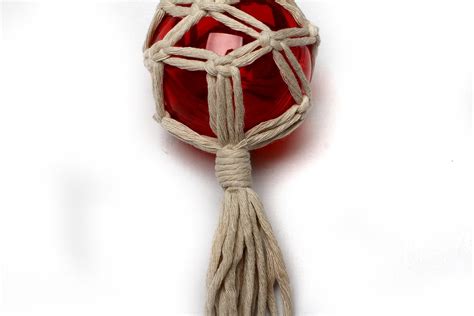 Macrame vianočná guľa s detailným uzlíkovaným vzorom