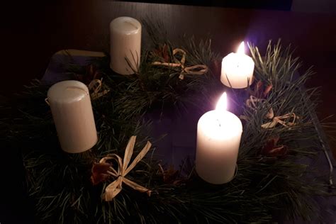 Ilustračná fotografia sviečky horiacej v tme, symbolizujúca nádej