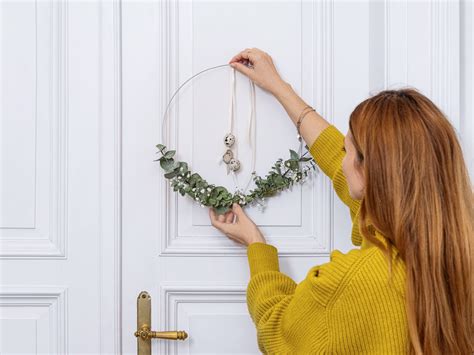 Infografika znázorňujúca postup výroby venca z prírodných materiálov