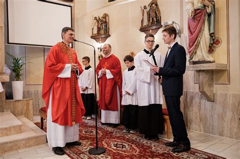 Schéma historického vývoja sviatosti birmovania od apoštolského vkladania rúk po súčasnú liturgickú prax