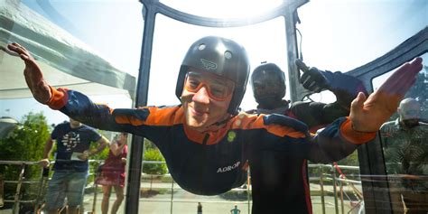 Dynamická fotografia adrenalínového zážitku, napr. jazda na športiaku alebo vo veternom tuneli