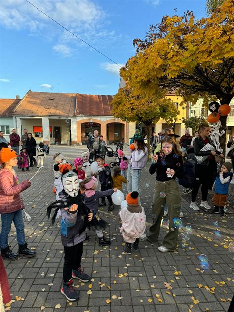 Fotografia moderného fašiangového sprievodu v slovenskom meste s ľuďmi v maskách
