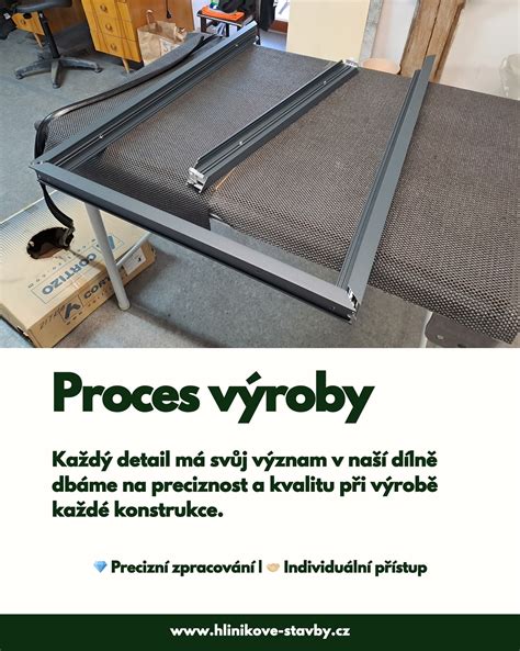 Detailný pohľad na proces rozpúšťania vliselínu pri výrobe vyšívaných ozdôb.