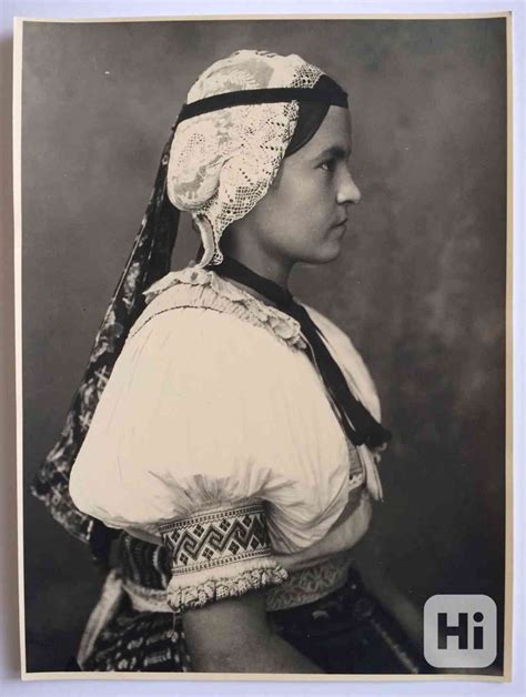 historické fotografie slovenských krojov s čipkovanými detailmi