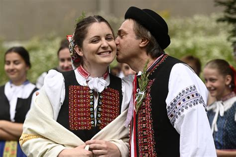 Ilustračná fotografia páru v zosúladených karnevalových kostýmoch