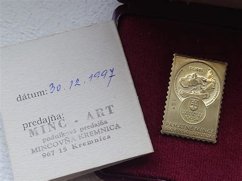 Detail pamätnej známky s iluminovanou iniciálou zobrazujúcou sv. Františka s pisárom