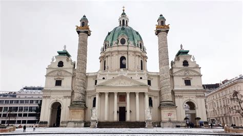 Ilustračná fotografia dvoch kostolov - pravoslávneho a rímskokatolíckeho