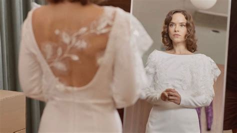 Nevesta v svadobných šatách pred oltárom