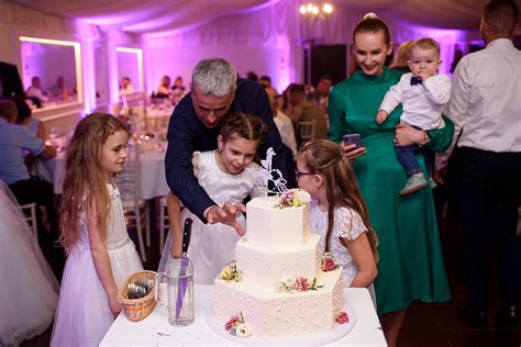 Umelec pri práci na svadobnom obraze počas svadobnej hostiny