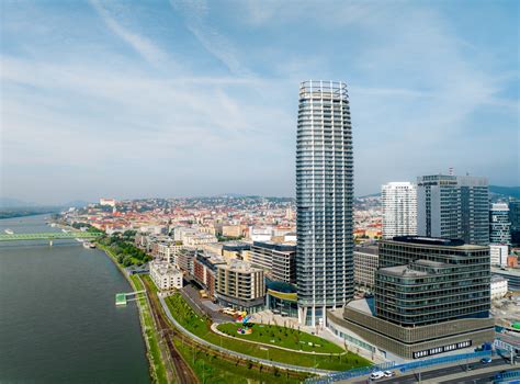 Tematická fotografia: panoráma Eurovea City s Dunajom a Eurovea Tower