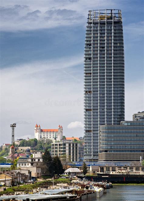 Fotografia: Eurovea Tower, pohľad zospodu
