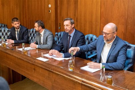 Ilustračná fotografia zamestnancov na firemnom podujatí